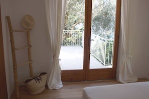 5 bedrooms, free WiFi, bed sheets - Villa Mare di Luci – Stunning Lake Views & Private Saltwater Pool (Arias)