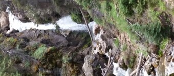 Flucht in die Wildnis. Abgeschiedene abgelegene Hütte mit privatem Teich