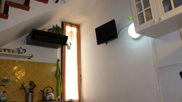 Kühlschrank, Mikrowelle, Herdplatte, Wasserkocher mit Kaffee-/Teezubehör