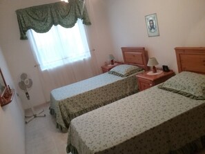 3 bedrooms, iron/ironing board, internet, bed sheets