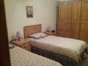 3 Schlafzimmer, BĂŒgeleisen/BĂŒgelbrett, Internetzugang, BettwĂ€sche