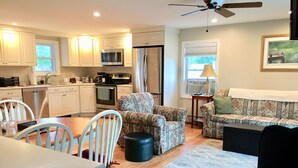 Un espacio habitable compacto con cocina, comedor y zona de estar.
