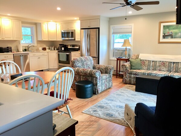 Een smart-tv, een dvd-speler, boeken en een filmbibliotheek