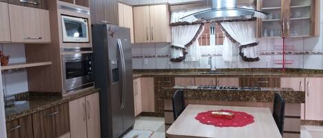 Refrigerador, microondas, horno, placa de cocina