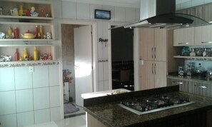 Fridge, microwave, oven, stovetop - Luxury house in Foz do Iguaçu, with pool, Wi-Fi, 4 parking spaces, sleeps 12, air conditioning, near the city center. (Jardim Panorama II)