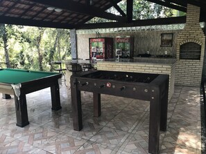Outdoor dining - House on a farm and in the forest. (Vale das pedrinhas)