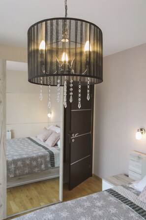 4 chambres, coffres-forts dans les chambres, fer et planche à repasser