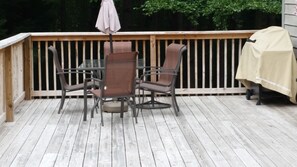 Outdoor dining - Paradise Cove Lighthouse 2 br 1 bath on storage pond ~ sleeps 6  (Norton Shores)