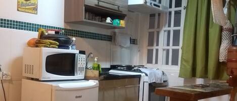 Geladeira, micro-ondas, fogão, cooktop