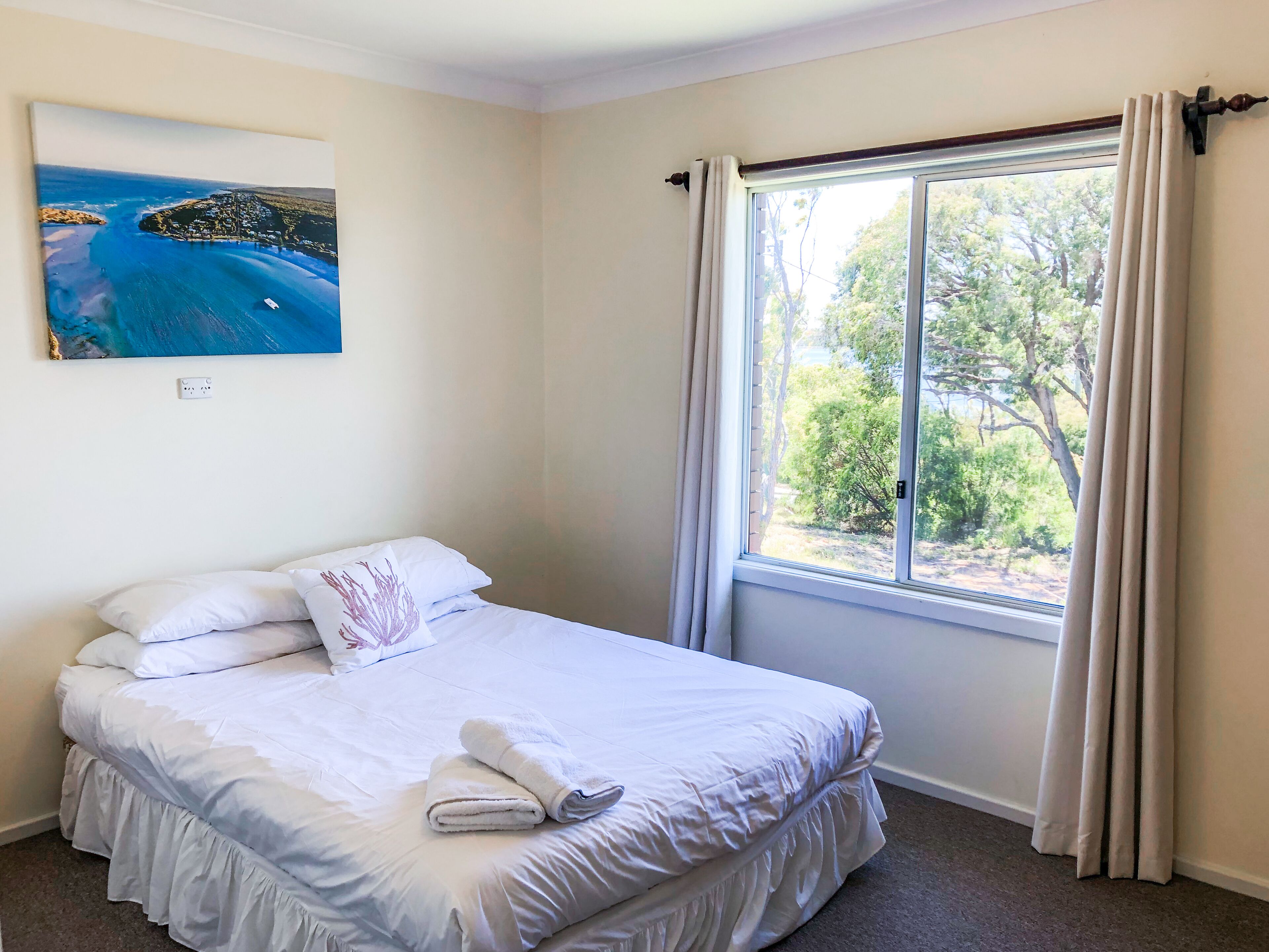 3 habitaciones, tabla de planchar con plancha y ropa de cama 