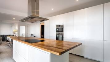 Frigorífico, microondas, horno y placa de cocina