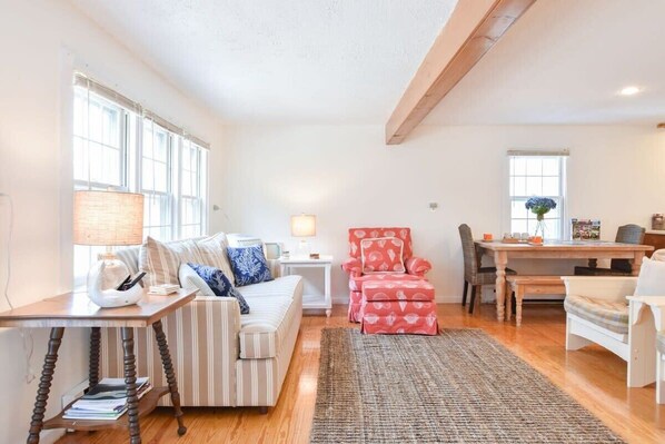 Televisión, chimenea y oficina 