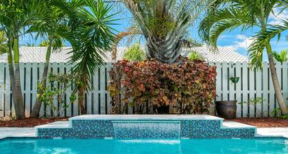 BY THE SEA VACATION VILLAS 3 BED POOL/ BEACH AT END OF STREET