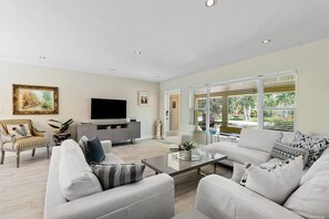 TV, lettore DVD, libri