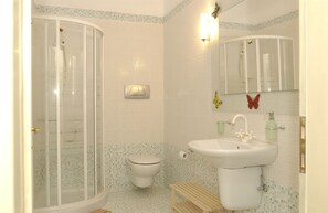 Dusche, Haartrockner, Handtücher, Toilettenpapier
