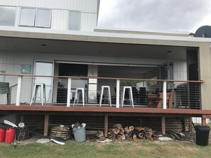 Outdoor dining - Amazing Ansons Bay Romantic Waterfront Beachhouse (Ansons Bay)