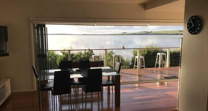 Amazing Ansons Bay Romantic Waterfront Beachhouse