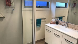淋浴設備、風筒、提供毛巾、番梘
