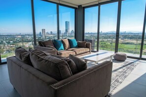 Una Smart TV, un reproductor estéreo