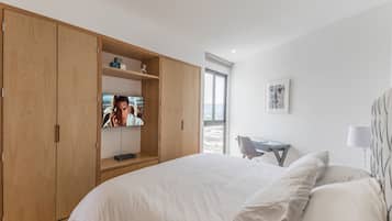 3 bedrooms, desk, iron/ironing board, free WiFi