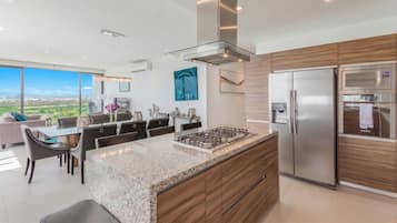 Geladeira, micro-ondas, fogão, cooktop