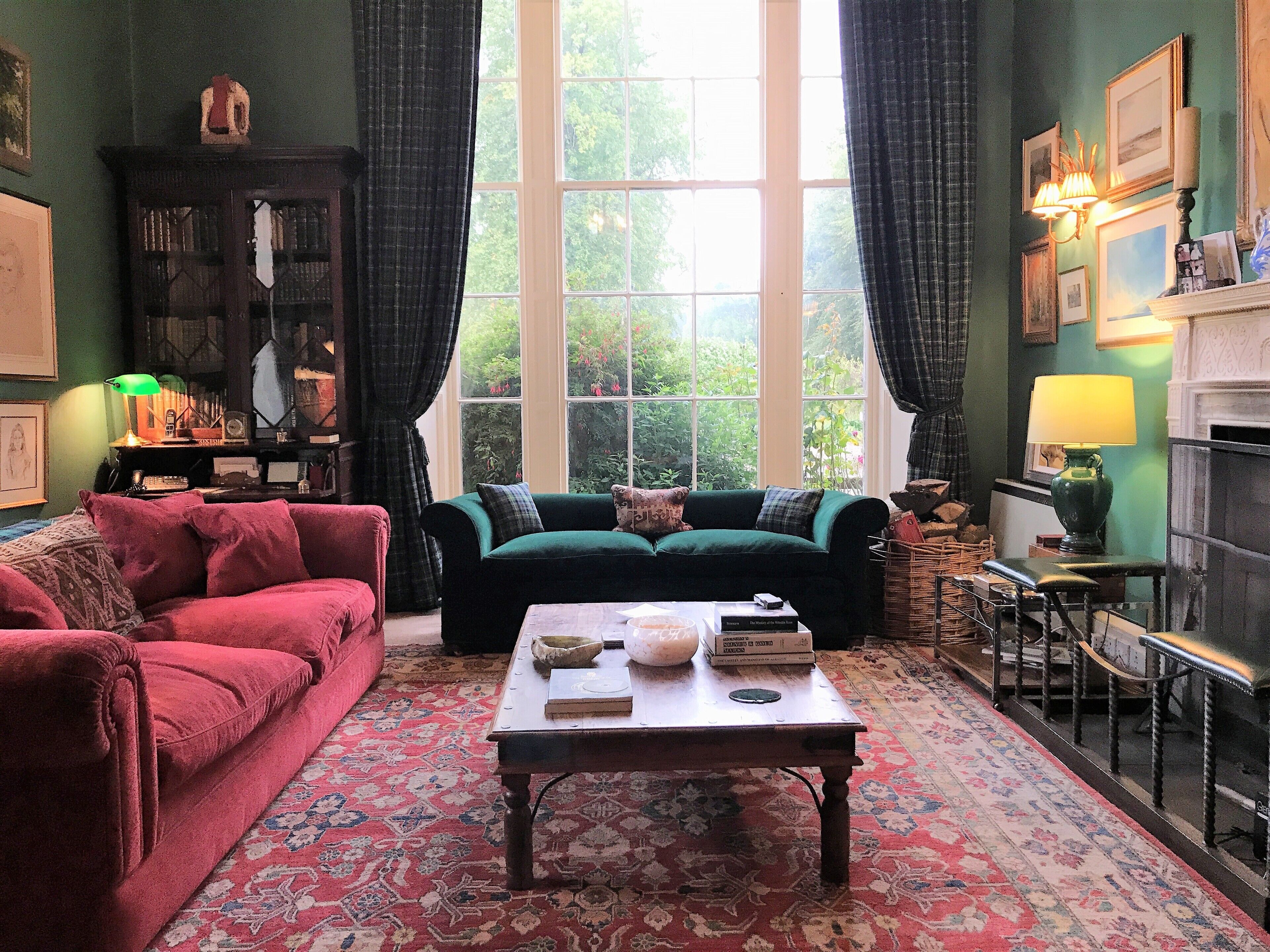 Televisie, een open haard, videospelletjes en een dvd-speler