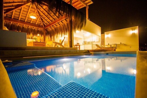 Hermosa casa de dos pisos à Punta Sal, lujosa.