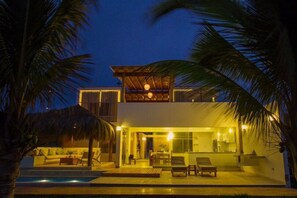 Exterior - Hermosa casa de dos pisos en Punta Sal, lujosa. (Punta Sal)