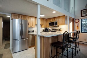 Geladeira, fogão, cooktop, cafeteira/chaleira