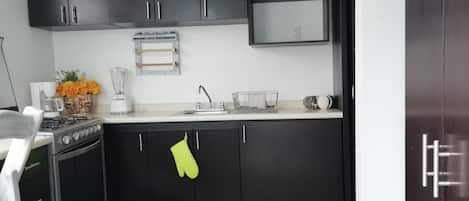 Refrigerador, microondas, placa de cocina, cafetera/tetera