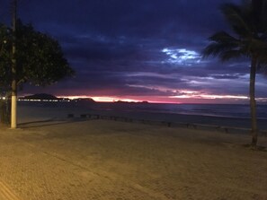 Rannalla, aurinkotuoleja