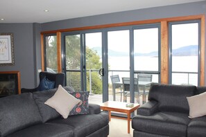 Smart TV, fireplace, DVD player, table tennis - The Jindabyne Lakehouse  (East Jindabyne)