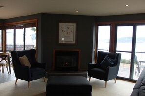 Smart TV, fireplace, DVD player, ping pong