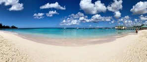 Playa en los alrededores y toallas de playa 