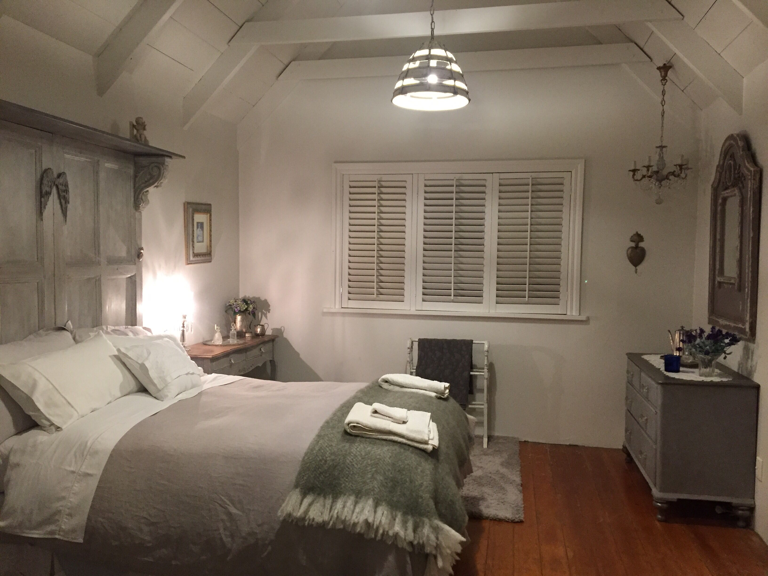 4 quartos, ferros/tábuas de passar roupa, berço de viagem