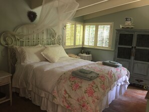 4 عدّة غرف نوم ومكواة/لوح كي وسرير سفر وخدمة الإنترنت