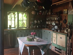Fridge, oven, stovetop, coffee/tea maker - Peaceful, private, stylish rural retreat.French inspired, light, airy, spacious. (Wheki Valley)