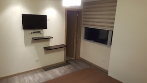 2 bedrooms, desk, iron/ironing board, WiFi