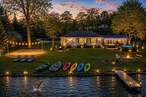Property grounds - Campau Sunshine Cottage Half Suite | 2 Fish 3BR (Alto)