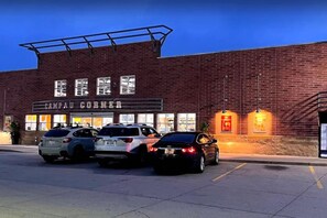 Exterior - Campau Sunshine Cottage Half Suite | 2 Fish 3BR (Alto)