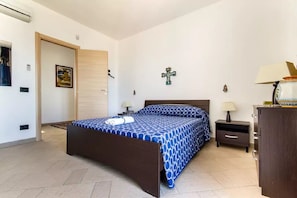 6 bedrooms, iron/ironing board, Internet, bed sheets