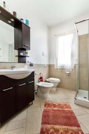 Douche, sèche-cheveux, bidet, serviettes fournies