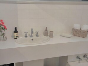 Badkar/dusch, hårtork, handdukar och tvål