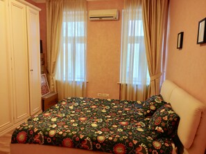 2 slaapkamers, een bureau, een laptopwerkplek