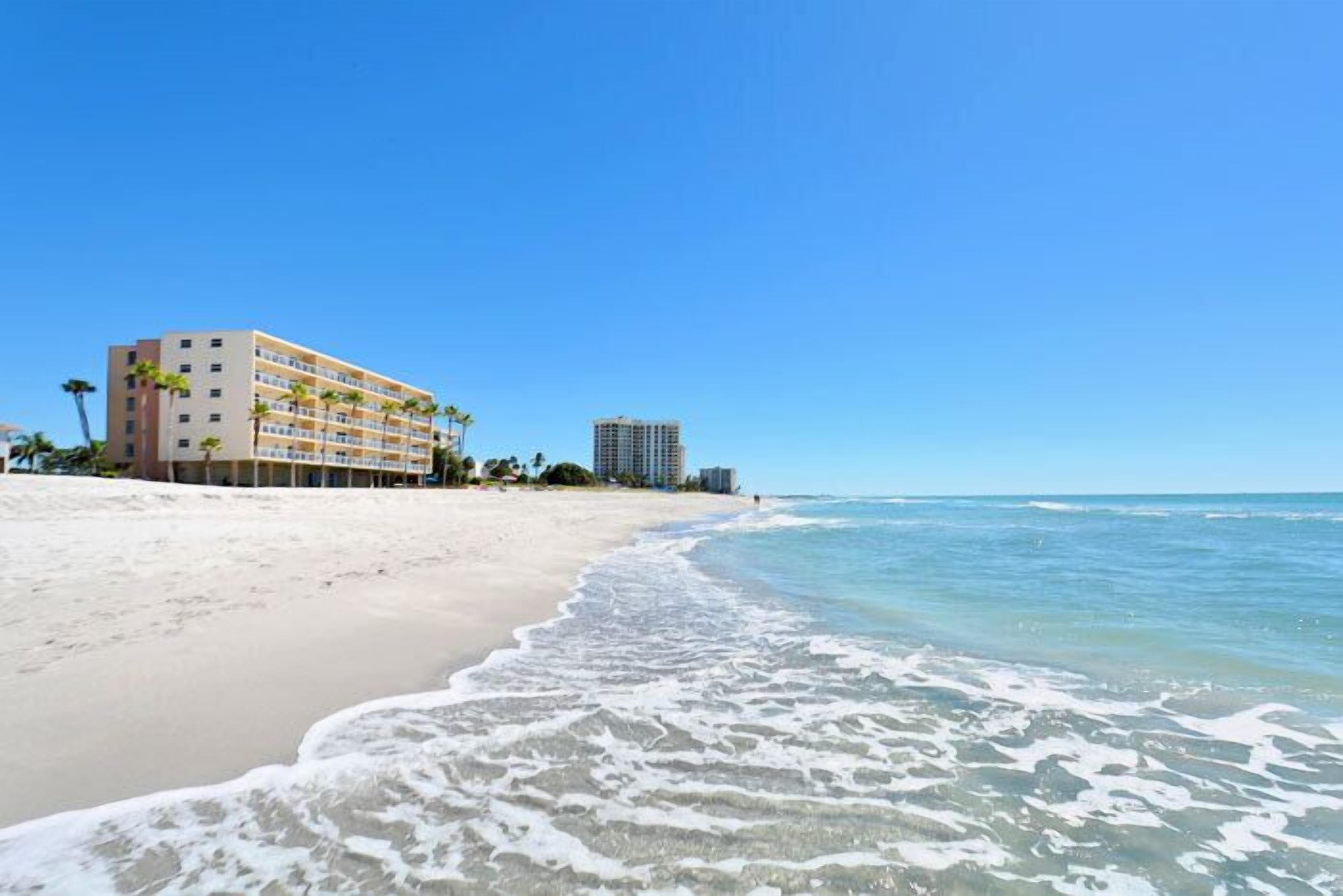 在海滩、沙滩椅、沙滩毛巾