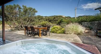Ferienhaus auf Phillip Island: Beheizter Innenpool und Spa im Freien, in Strandnähe