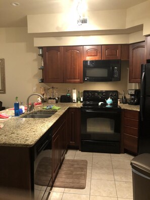 Frigorífico, microondas, horno y placa de cocina