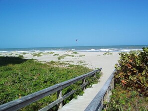 Beach - Condo with 2 Bedrooms, 2 Bathrooms, Sleeps 6 Comfortably, Ocean Side View Unit (Cocoa Beach)