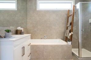 Badewanne, kostenlose Toilettenartikel, Haartrockner