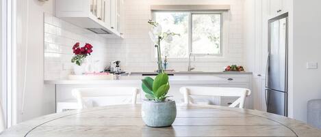 Réfrigérateur, four à micro-ondes, un four, surface de cuisson